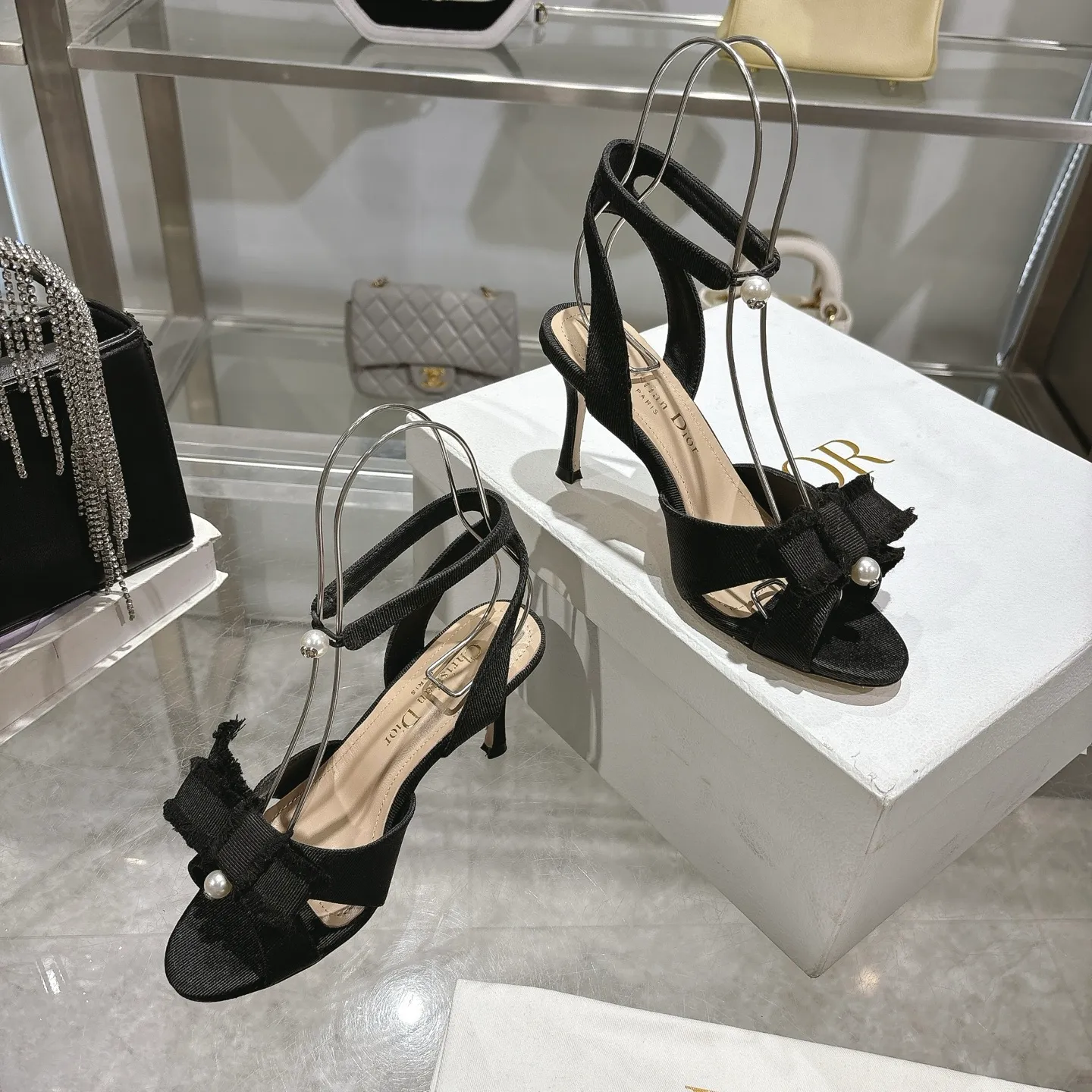 👟👟Ex-factory price 520👟👟 🎆Fringed webbing women's shoes Dior Dior 2024 spring and summer catwalk new Adiorble women's shoes CD star's same fashion tassel bow square head pearl letter logo hardware buckle high-heeled hollow sandals The top high-end version on the market Upper: original customized tassel grosgrain Lining: sheepskin lining foot pad Outsole: Italian leather outsole Heel height: 8.5cm Size: 34-41 (34.40.41. Customization is non-refundable)